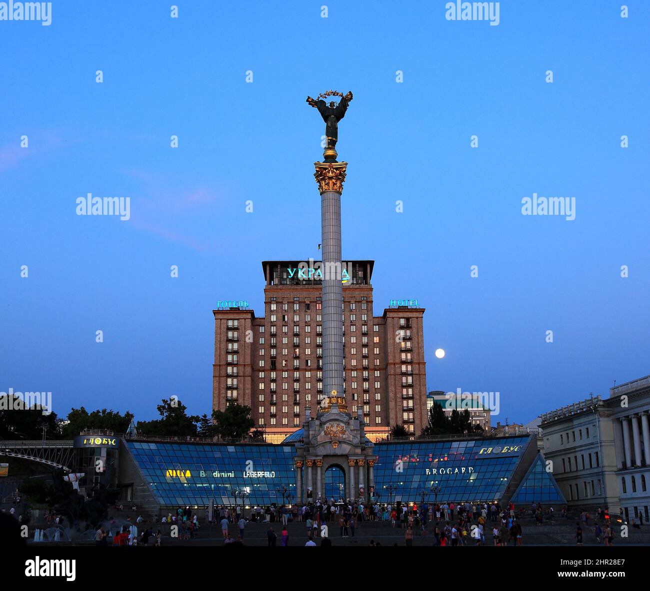Ukraine, City of Kiev, Independence Monument of Ukraine on Majdan Nesaleschnosti and Hotel Ukrajina Stock Photo