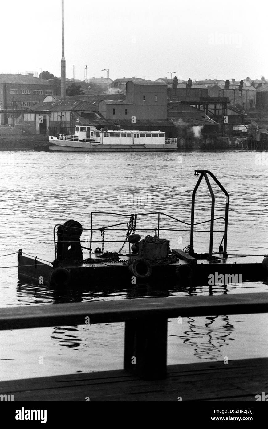 SHOT 179 Walker to Hebburn river Tyne shipyard ferry and landings cerca