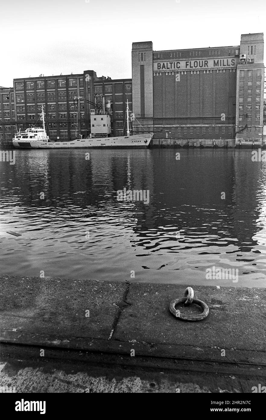 SHOT 217 Dutch ship Tycha loading flour from J Rank at the Baltic Flour Mills before it became the Baltic Arts Centre Gateshead quayside cerca 1970s Stock Photo