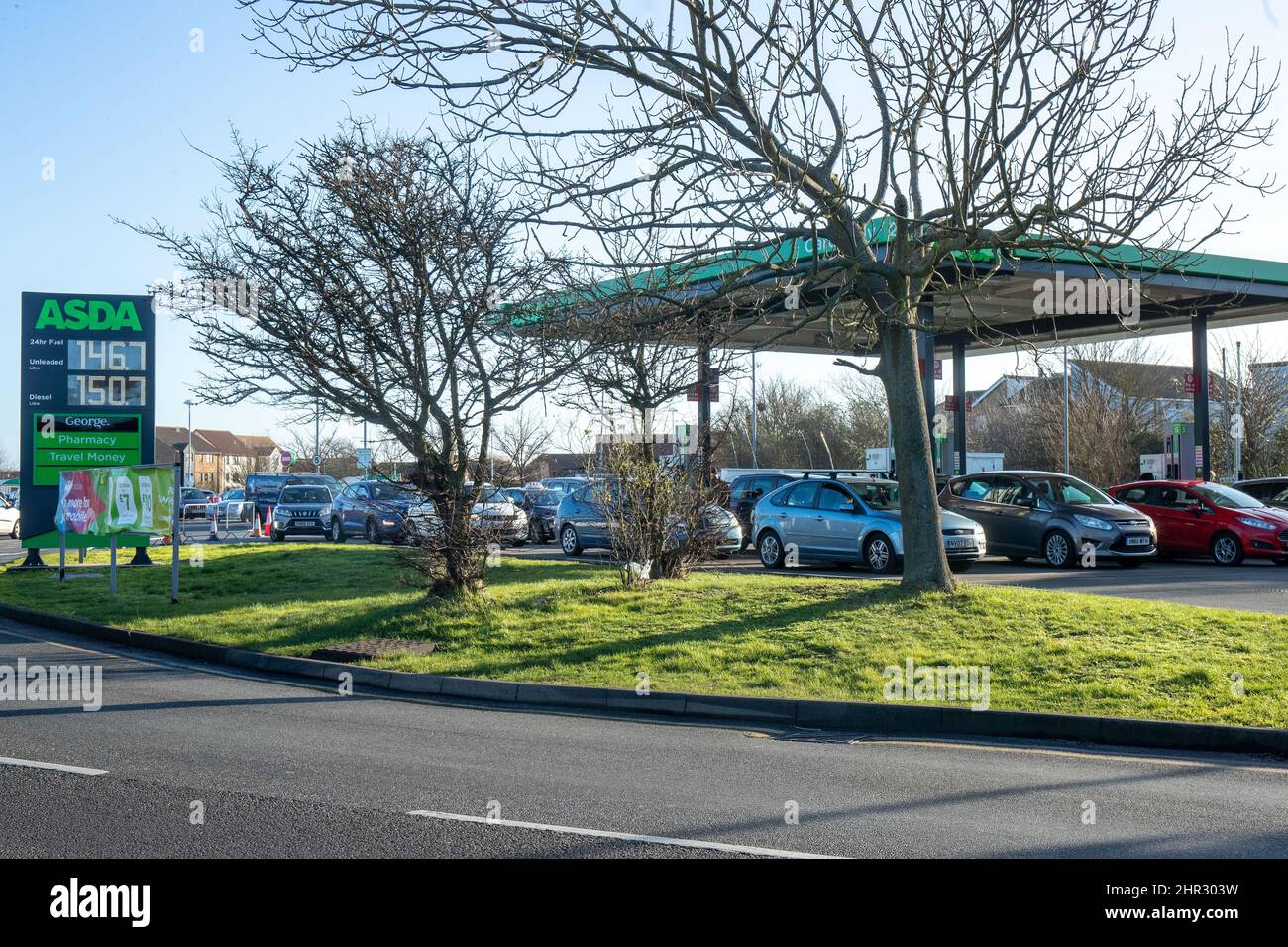 SHOEBURYNESS, ESSEX - FEBRUARY 25 2022, Queue at UK Petrol station as fuel prices increase amid Russia's attack on Ukraine. Credit: Lucy North/Alamy Live News Stock Photo