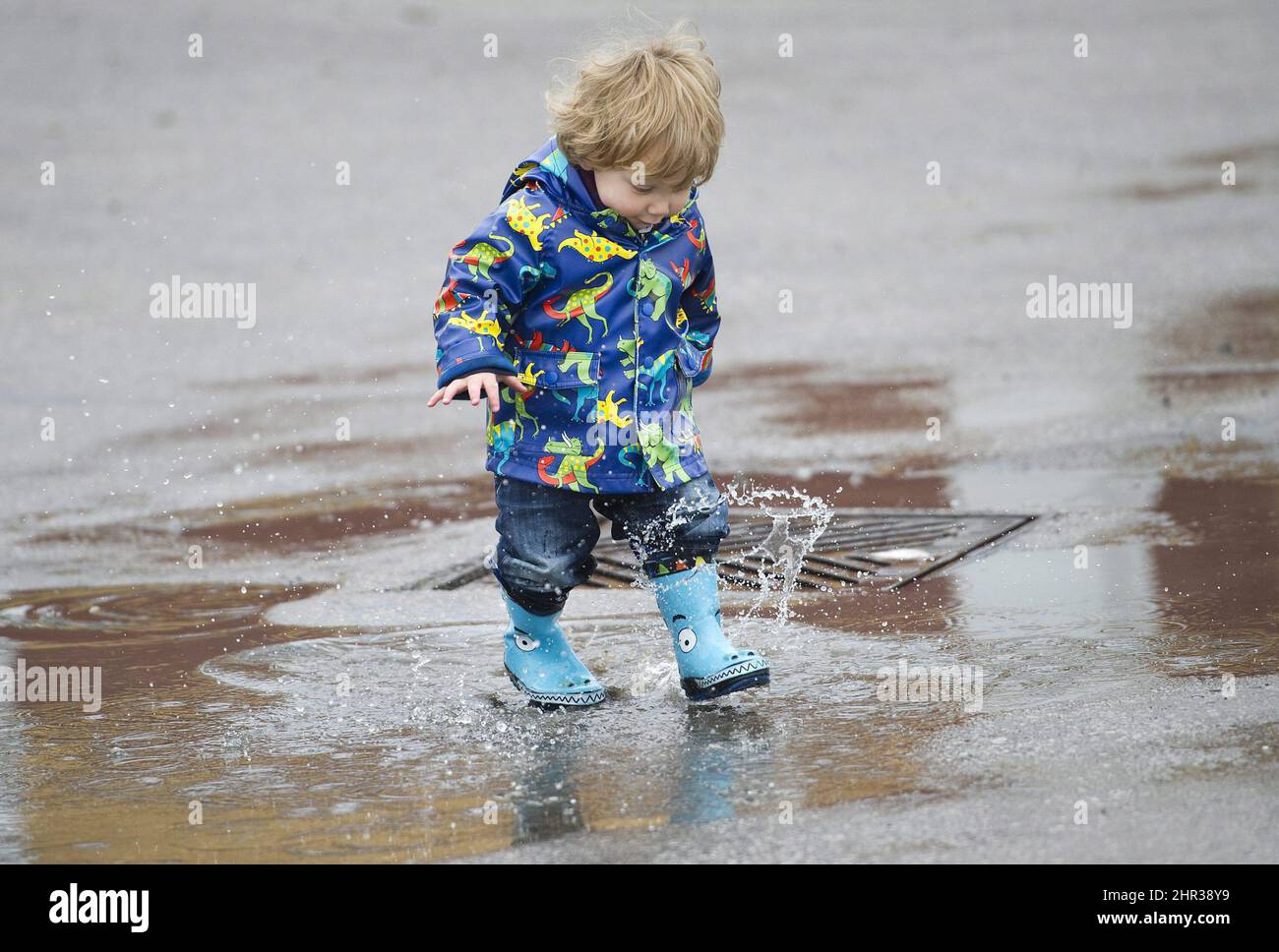 Дети бегают по лужам. Отражение ребенка в луже. Мальчишки в весенних лужах. Ребенок прыгает в луже. Дети по лужам.