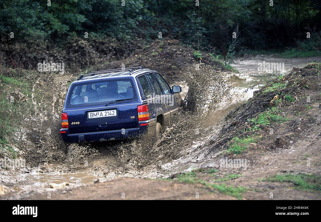 Jeep Grand Cherokee 4x4 SUV vehicles being tested off road Stock Photo ...