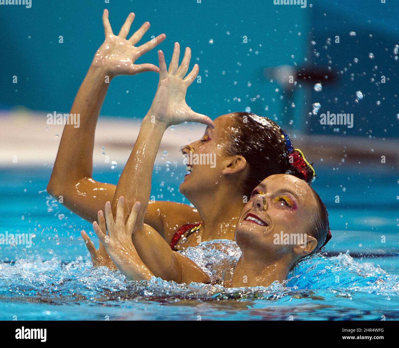 мужчины в синхронном