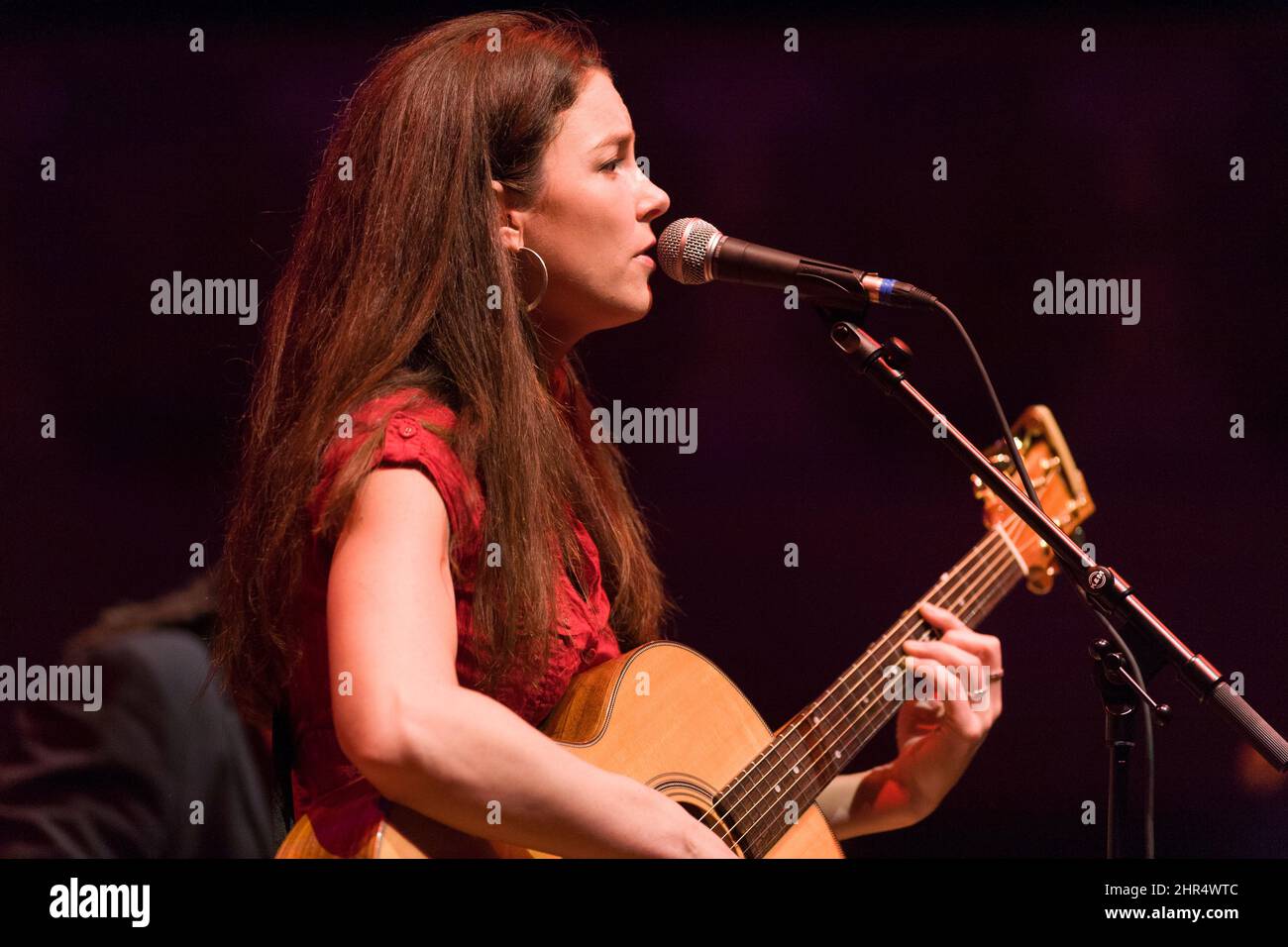 Emily Maguire, English singer songwriter in concert, Cadogan Hall, Sloane Terrace, London, UK.  9 Jun 2008 Stock Photo