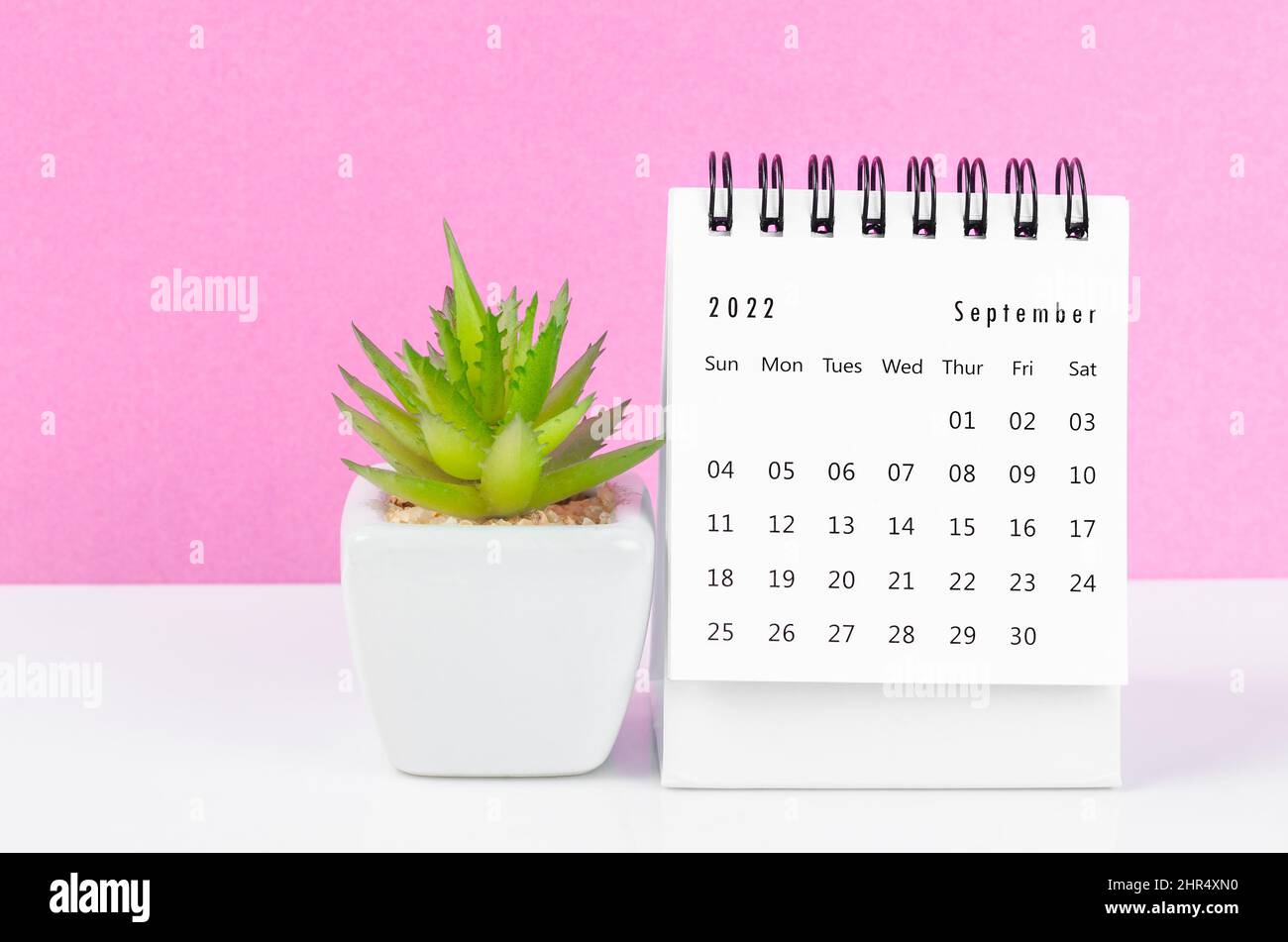 Lịch bàn tháng 9 năm 2022 thực sự là một món đồ văn phòng cần thiết. Những hình ảnh đẹp mắt và phong cách tinh tế của lịch bàn sẽ giúp bạn thêm yêu thích thời gian làm việc. Hãy nhấp vào hình ảnh để tham khảo và chọn cho mình một lịch bàn phù hợp với gu của mình nhé!