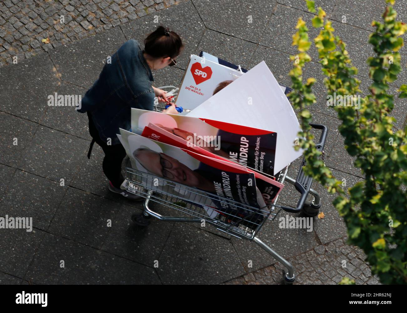 Helfer sammeln SPD-Wahlplakate nach Bundestagswahlen ein, Berlin (nur fuer redaktionelle Verwendung. Keine Werbung. Referenzdatenbank: http://www.360- Stock Photo