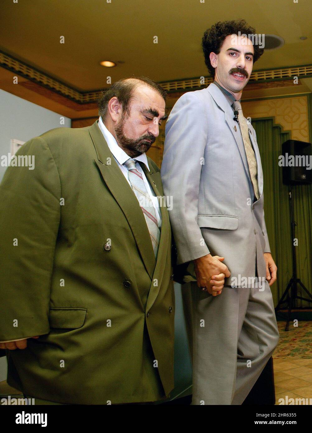 BORAT SAGDIYEV (Sacha Baron Cohen) right and AZAMAT BAGATOV (Ken Davitian) in London at the BORAT press conference  27th Oct 2006 Stock Photo