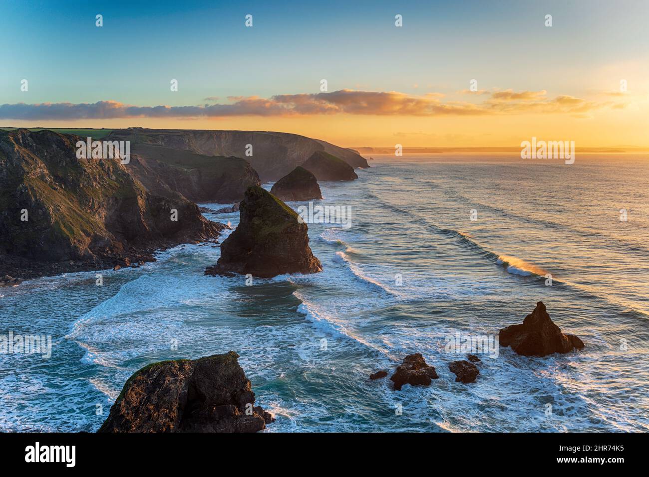 Winter sunset over sea stacks at Bedruthan Steps on the Cornwall coast Stock Photo