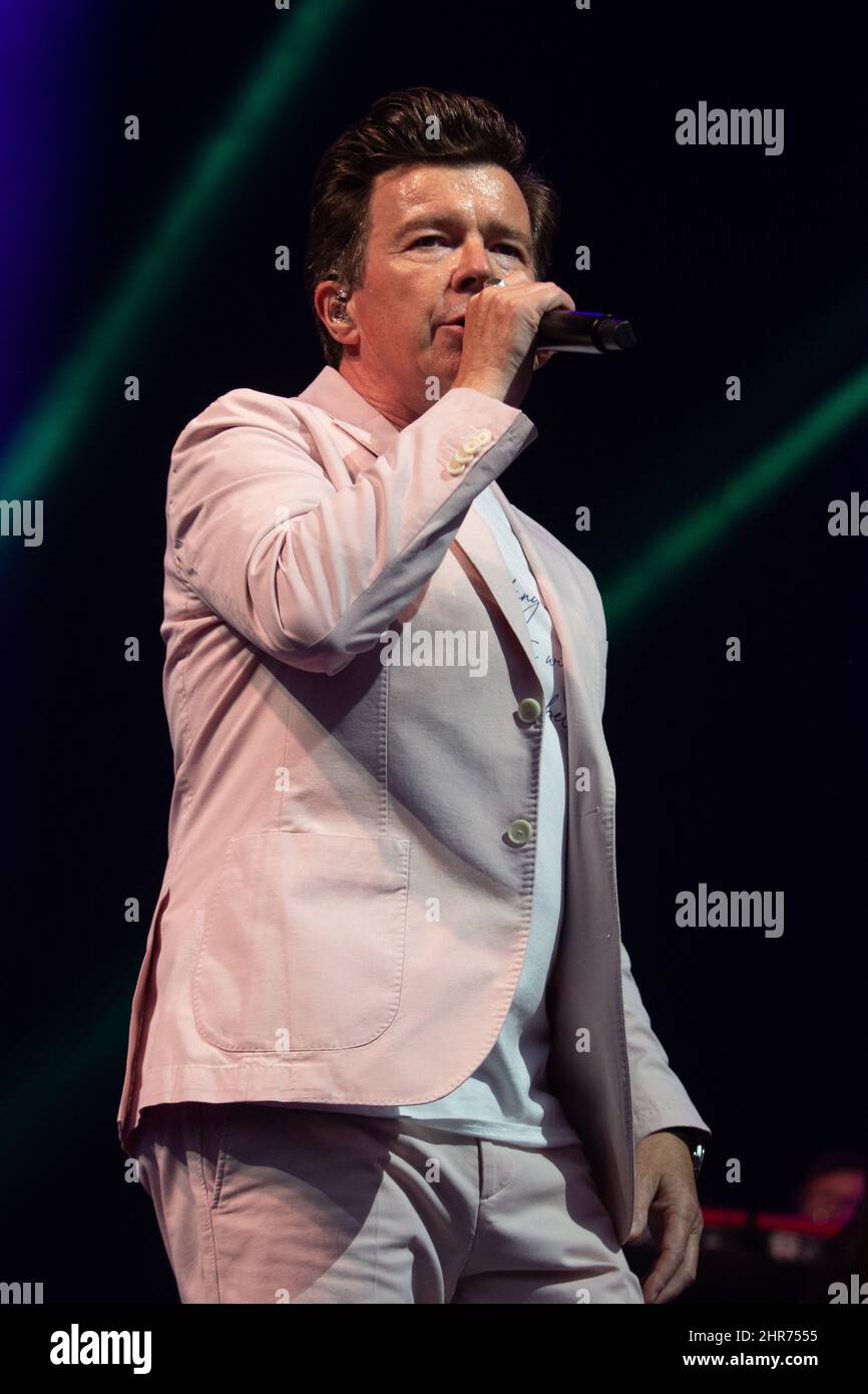 Singer Rick Astley Entertaining The Crowds At Newmarket Nights Organised By the Jokey Club At Newmarket Racecourse 13-8-21 Stock Photo