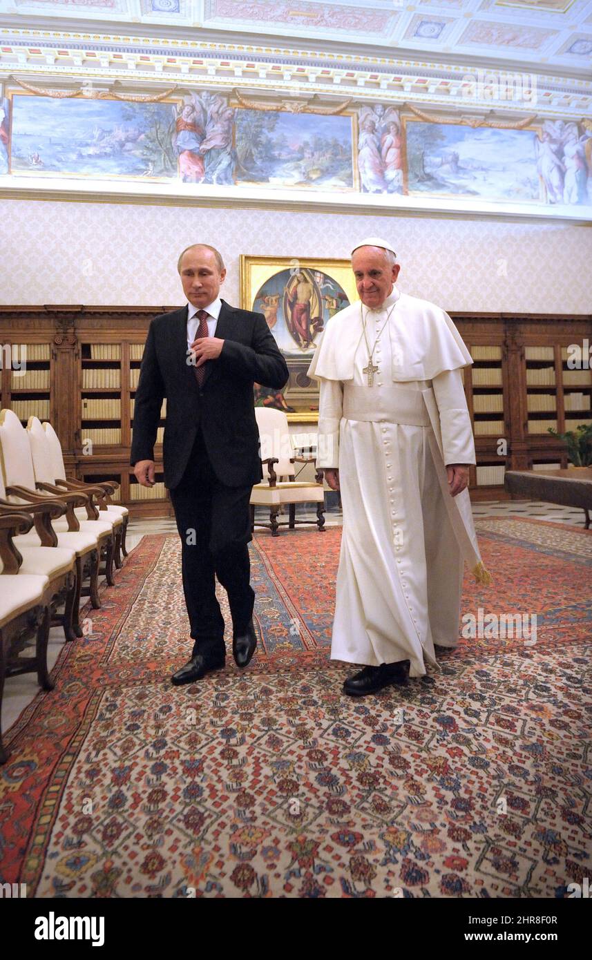 This morning, February 25,2022. Pope Francis unexpectedly presented himself to the Russian ambassador to ask for an end to the bombings Photo: Pope Francis and Russian President Vladimir Putin during a private audience at the Vatican, on November 25, 2013. Stock Photo