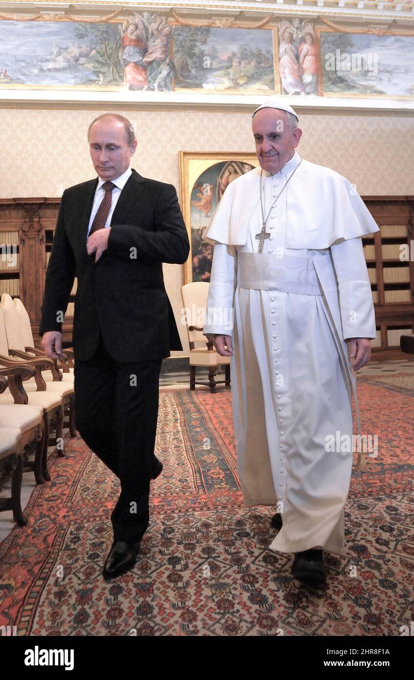 This morning, February 25,2022. Pope Francis unexpectedly presented himself to the Russian ambassador to ask for an end to the bombings Photo: Pope Francis and Russian President Vladimir Putin during a private audience at the Vatican, on November 25, 2013. Stock Photo