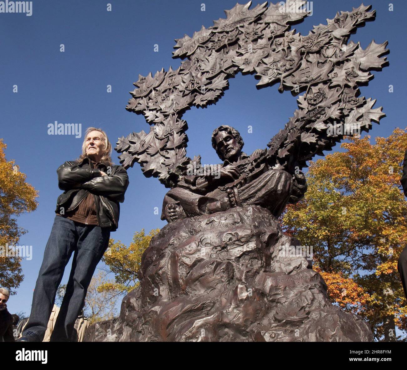 Gordon Lightfoot poses as attends ceremony unveiling a bronze statue in