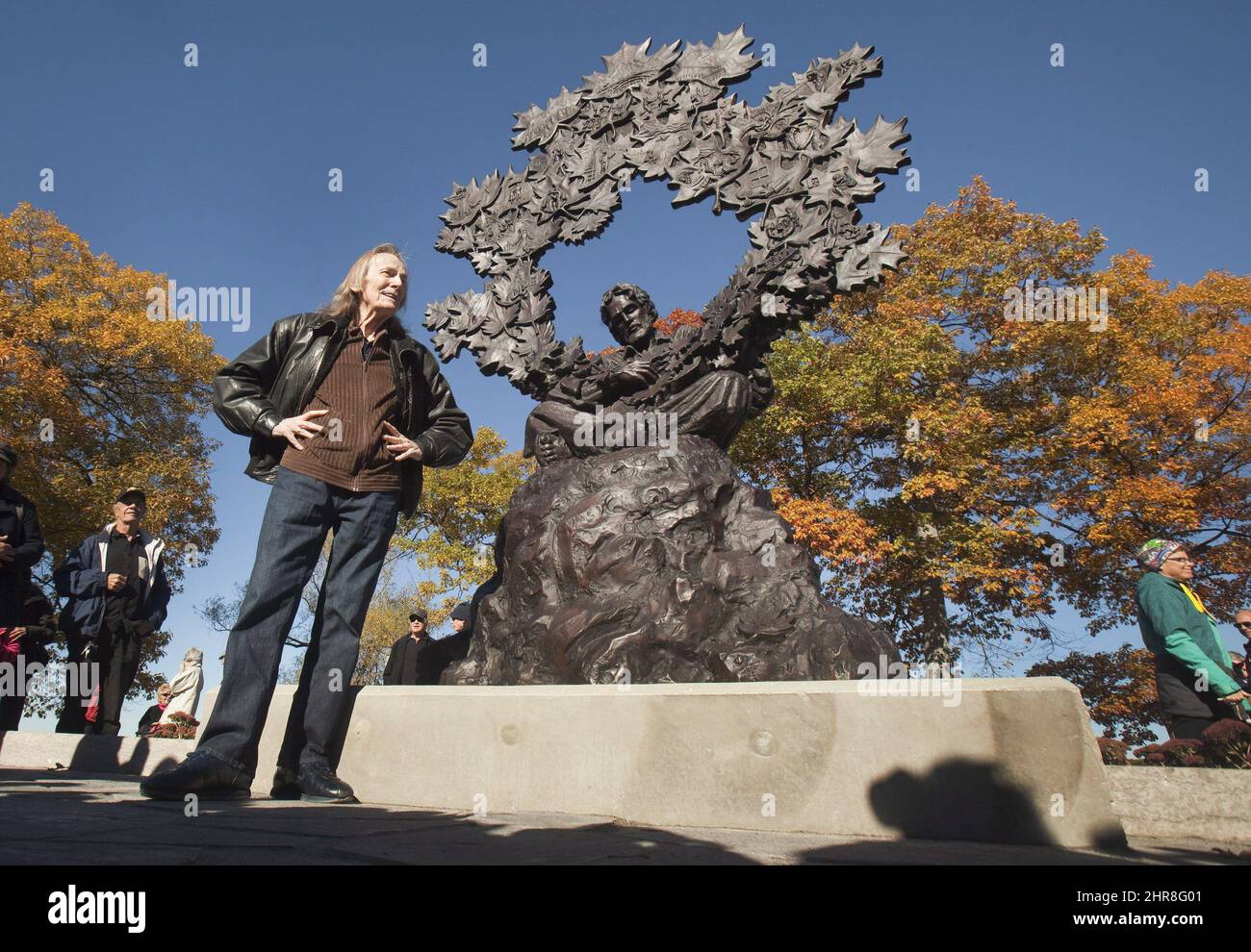 Gordon Lightfoot poses as attends a ceremony unveiling a bronze statue
