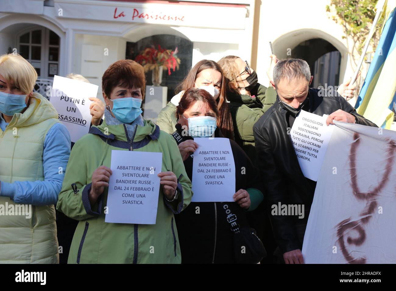 Stop war: Ukrainian people in the square of Capri Stock Photo - Alamy