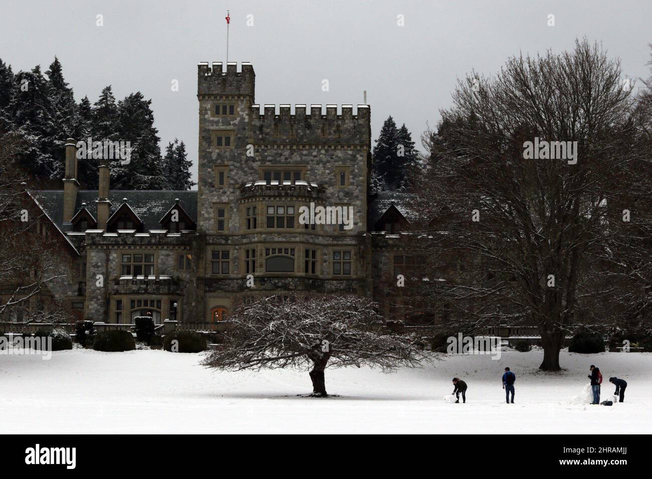 People make a snowman at Royal Roads University following snowfall in  Victoria, B.C., Friday, December 9, 2016. Areas around Victoria saw up to 5  cm of the white stuff blanket the city, image size:1300x956