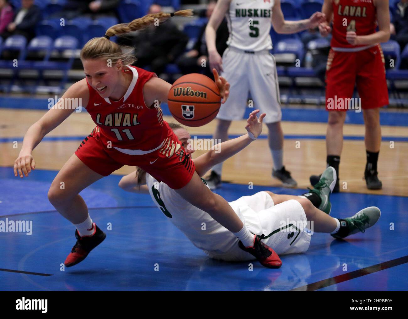 Laval Rouge et Or' Gabrielle Girard avoids being taken down by a