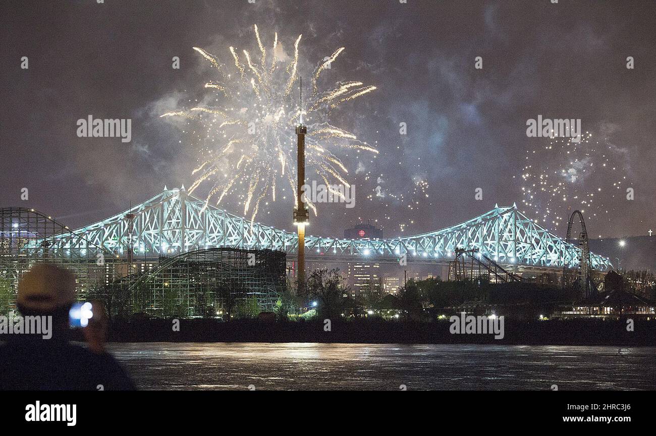 Fireworks explode over an illuminated Jacques Cartier Bridge in ...