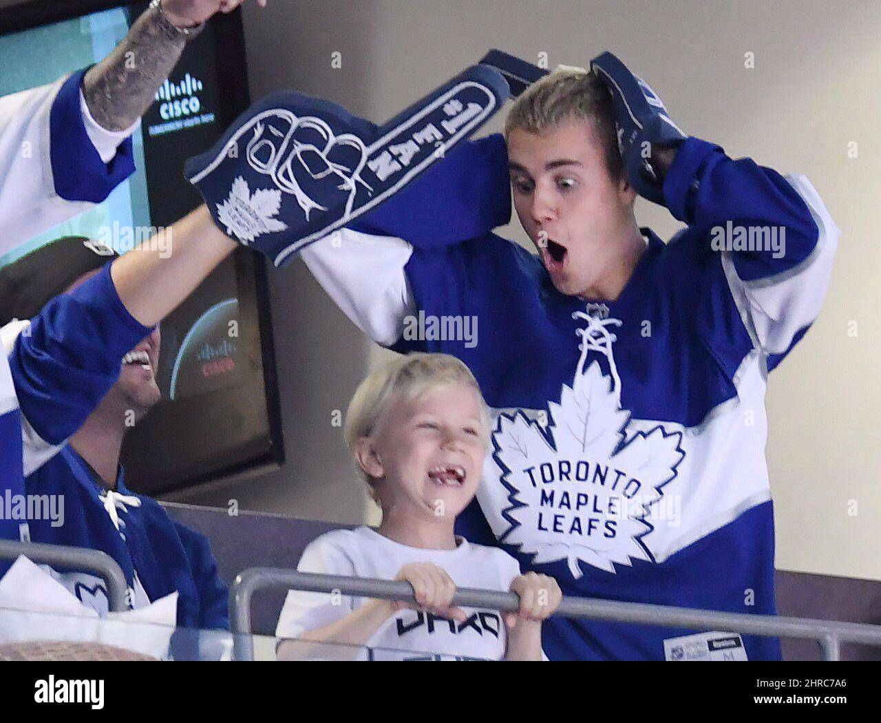 SEE IT: Justin Bieber has to be held back from fighting during hockey game  – New York Daily News