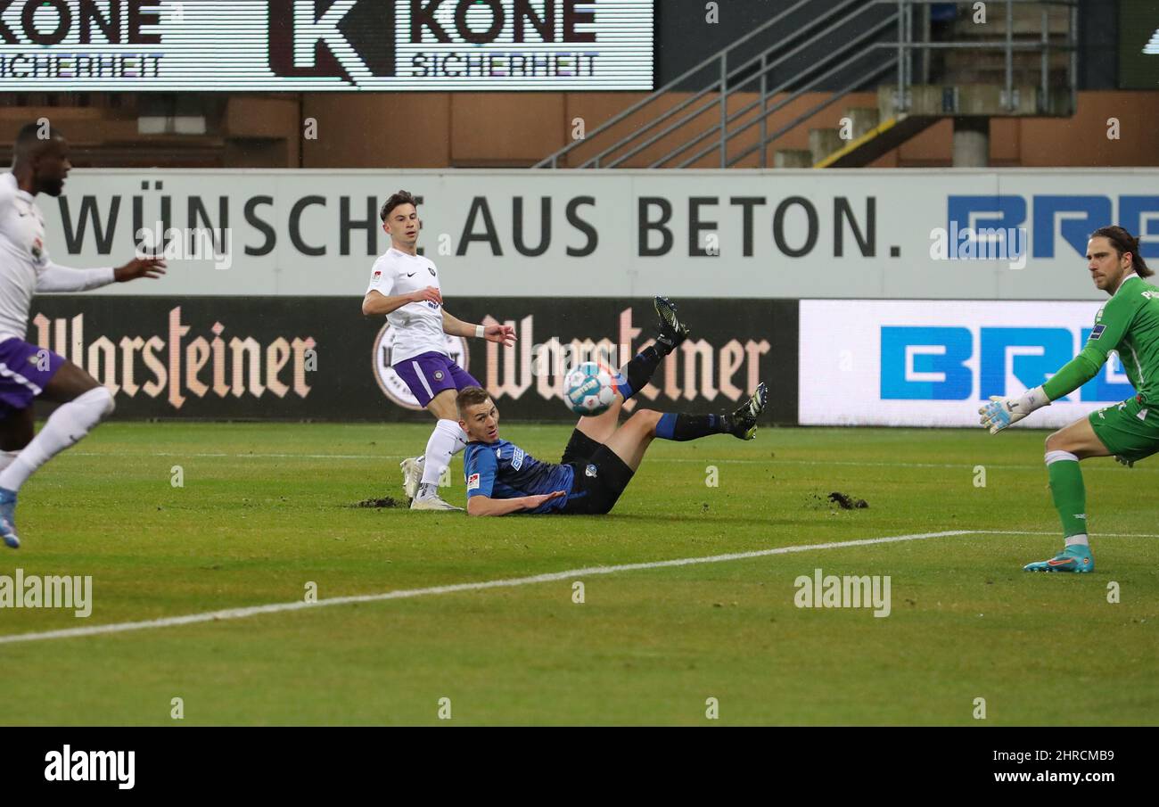 Paderborn, Germany. 25th Feb, 2022. Soccer: 2nd Bundesliga, SC Paderborn 07 - Erzgebirge Aue, Matchday 24 at Benteler Arena. Paderborn's Uwe Hünemeier (2nd from right) battles for the ball with Aue's Nicolas Kühn (2nd from left). Credit: Friso Gentsch/dpa - IMPORTANT NOTE: In accordance with the requirements of the DFL Deutsche Fußball Liga and the DFB Deutscher Fußball-Bund, it is prohibited to use or have used photographs taken in the stadium and/or of the match in the form of sequence pictures and/or video-like photo series./dpa/Alamy Live News Stock Photo