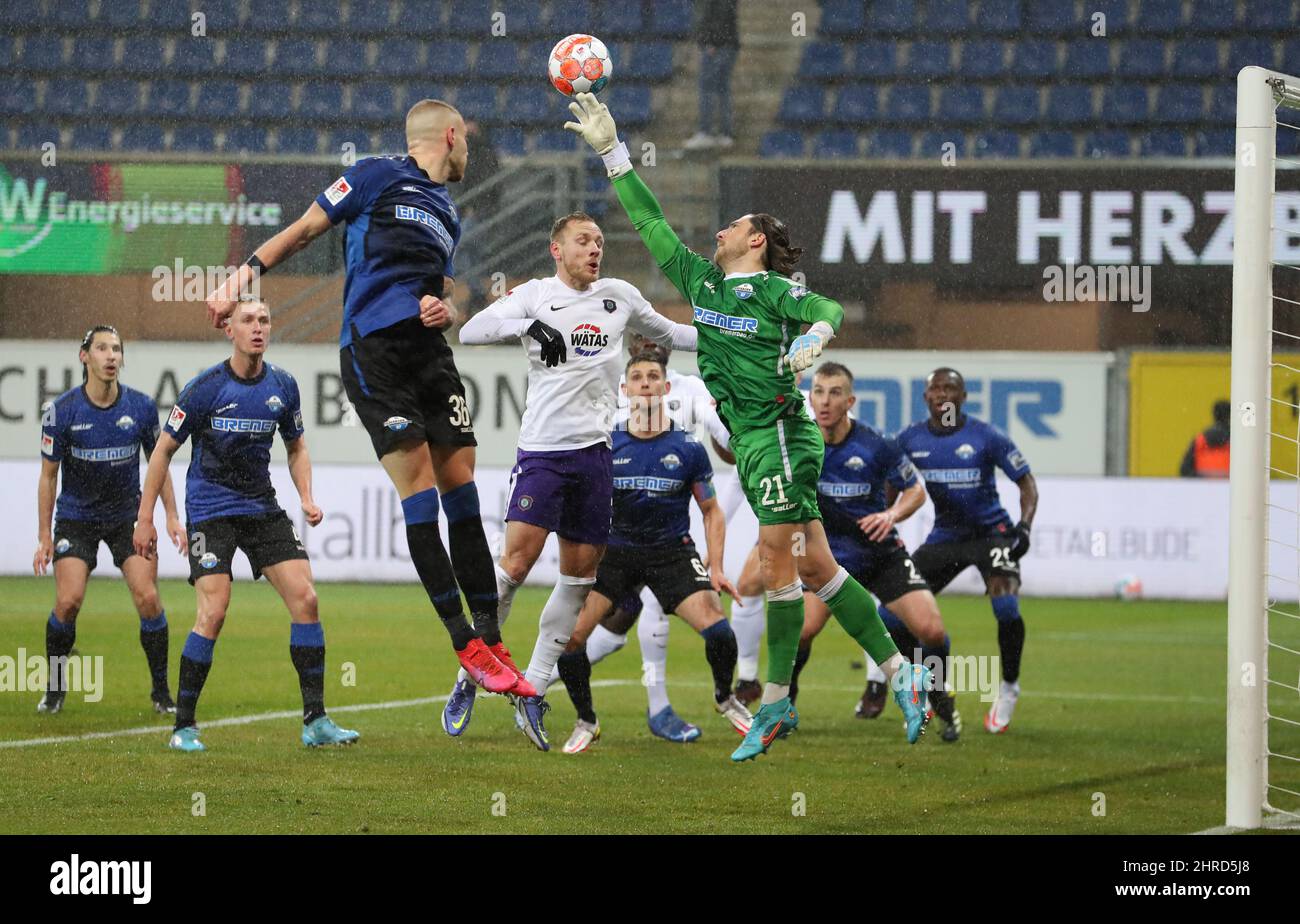 Paderborn, Germany. 25th Feb, 2022. Soccer: 2nd Bundesliga, SC Paderborn 07 - Erzgebirge Aue, Matchday 24 at Benteler Arena. Paderborn goalkeeper Jannik Huth (center) battles for the ball with Aue's Ben Zolinski (4th from left). Credit: Friso Gentsch/dpa - IMPORTANT NOTE: In accordance with the requirements of the DFL Deutsche Fußball Liga and the DFB Deutscher Fußball-Bund, it is prohibited to use or have used photographs taken in the stadium and/or of the match in the form of sequence pictures and/or video-like photo series./dpa/Alamy Live News Stock Photo