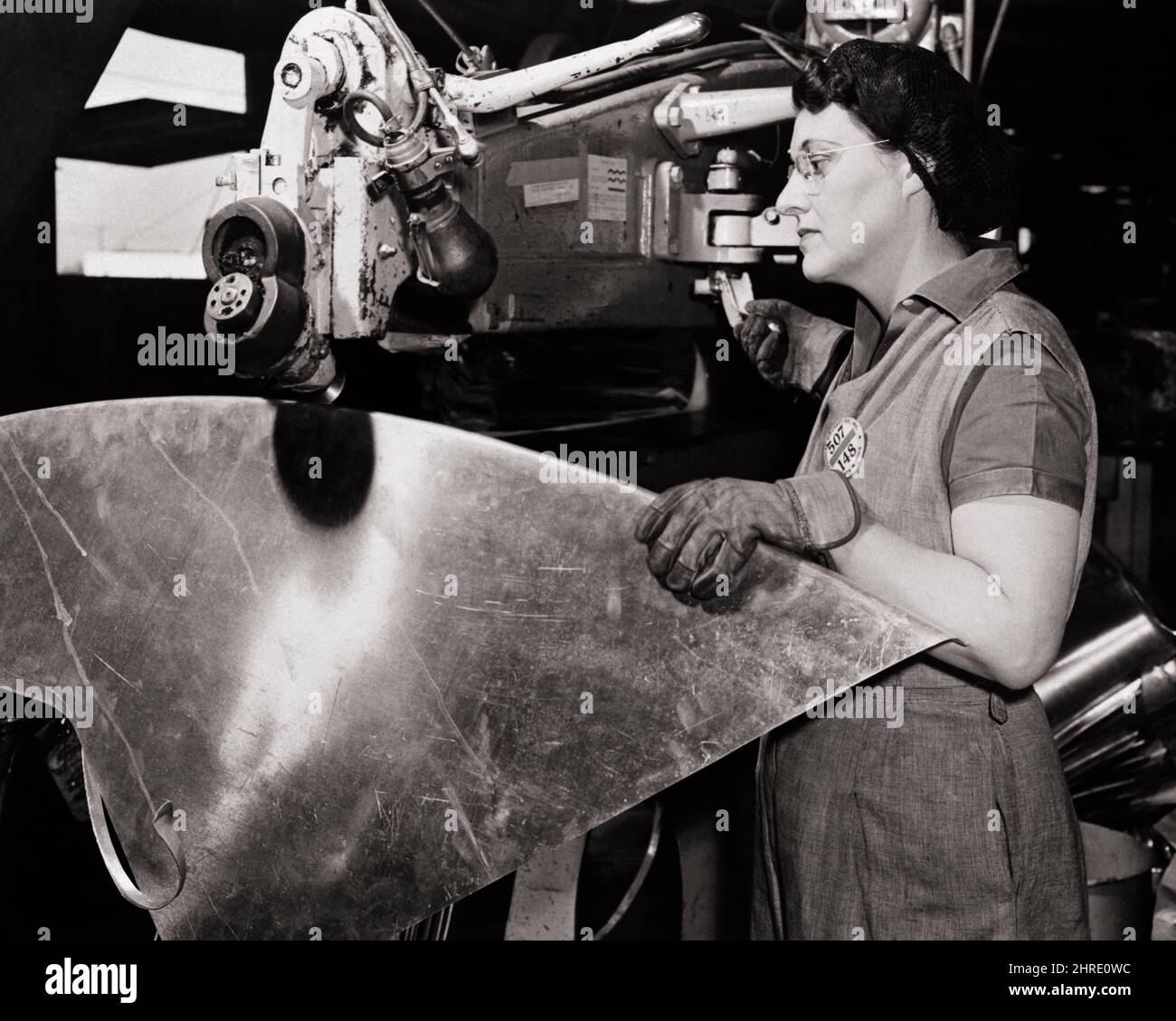 1940s WOMAN WORLD WAR 2 UNIDENTIFIED DEFENSE FACTORY METAL FABRICATOR WORKER DOUGLAS AIRCRAFT LONG BEACH SOUTHERN CALIFORNIA USA - i3970 HAR001 HARS COPY SPACE HALF-LENGTH LADIES PERSONS INSPIRATION UNITED STATES OF AMERICA RISK B&W NORTH AMERICA NORTH AMERICAN SUCCESS SKILL OCCUPATION SKILLS HEAD AND SHOULDERS GLOBAL STRENGTH VICTORY DOUGLAS CHOICE EFFORT KNOWLEDGE LOW ANGLE POWERFUL PROGRESS WORLD WARS INNOVATION LABOR PRIDE WORLD WAR WORLD WAR TWO WORLD WAR II LONG BEACH OPPORTUNITY CA EMPLOYMENT OCCUPATIONS SOUTHERN UNIDENTIFIED CONCEPTUAL STYLISH WORLD WAR 2 INFRASTRUCTURE EMPLOYEE Stock Photo