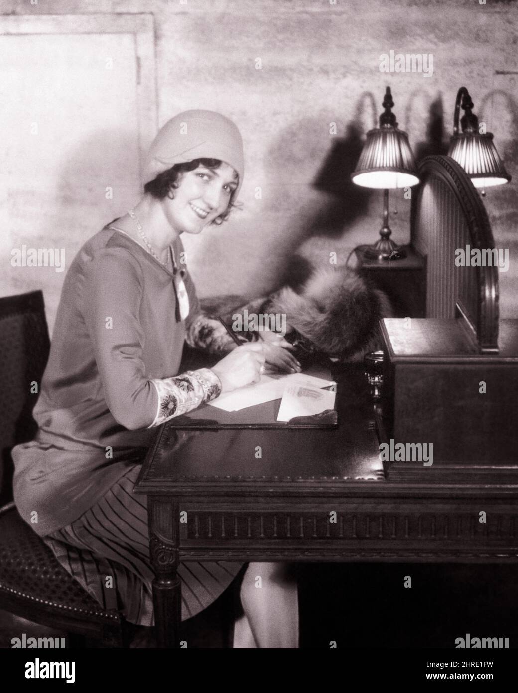 Ladies best sale cloche hats