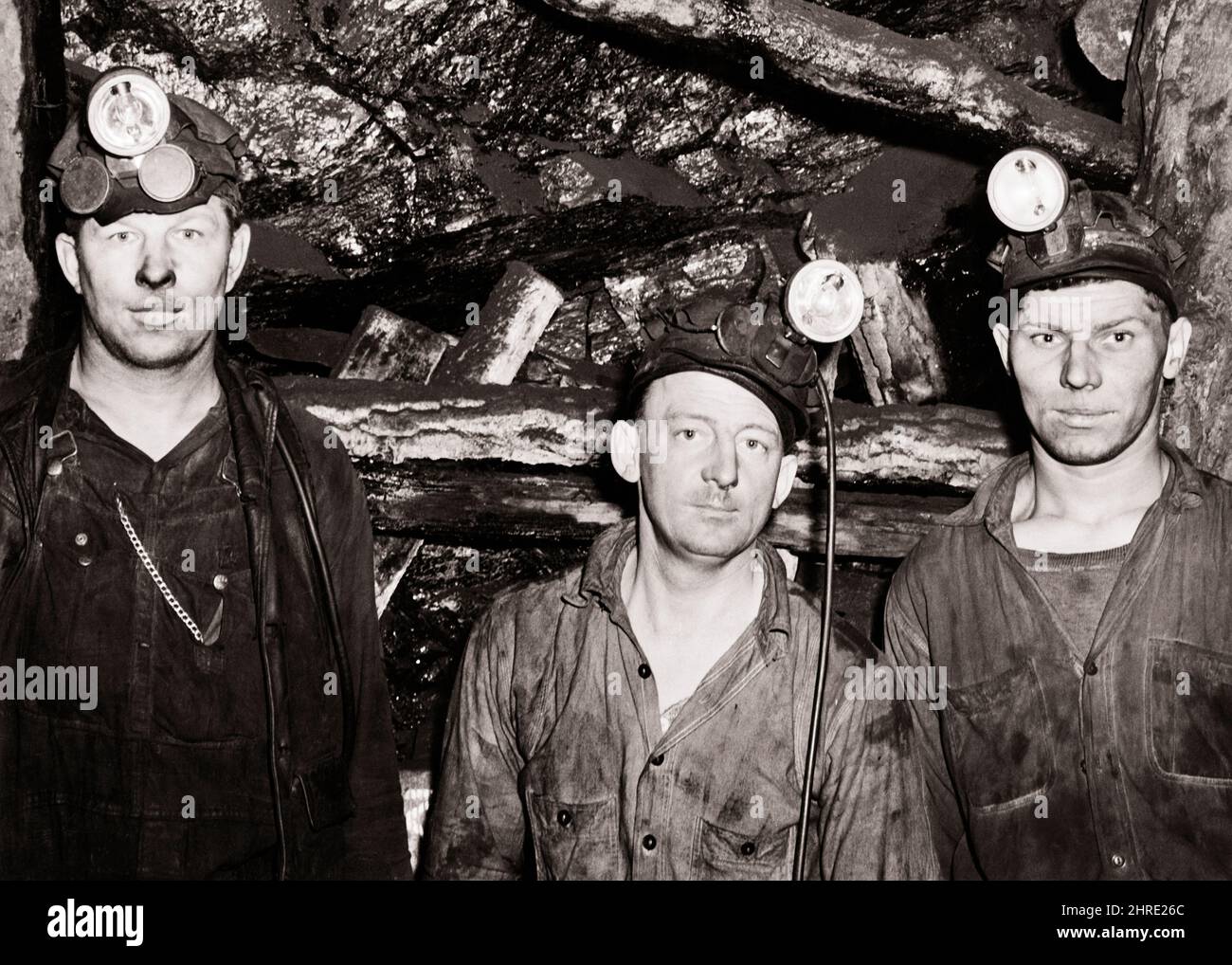 1940s THREE MEN COAL MINERS IN ANTHRACITE MINE LOOKING AT CAMERA PHILADELPHIA & READING COAL & IRON COMPANY POTTSVILLE PA USA - i826 HAR001 HARS MINERS PA LABOR WORLD WAR TWO WORLD WAR II EMPLOYMENT OCCUPATIONS COMPANY WORLD WAR 2 ANTHRACITE EMPLOYEE DEFENSE MID-ADULT MID-ADULT MAN & BLACK AND WHITE CAUCASIAN ETHNICITY CIVILIAN HAR001 LABORING OLD FASHIONED Stock Photo