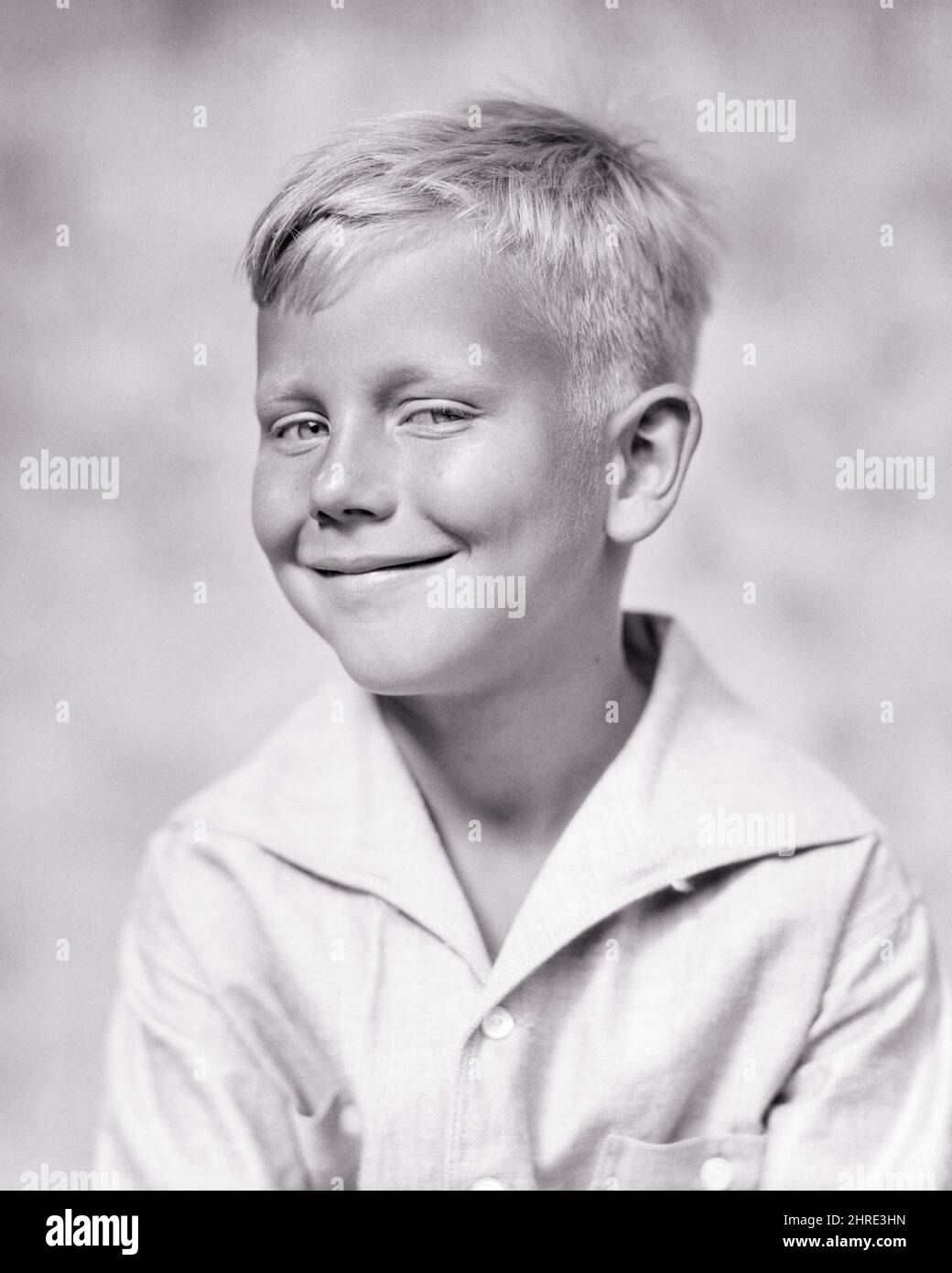 1930s SMILING BLONDE BOY LOOKING MISCHIEVIOUSLY PLAYFULLY AT THE CAMERA - j3170 HAR001 HARS B&W EYE CONTACT DREAMS HAPPINESS HEAD AND SHOULDERS CHEERFUL MISCHIEF SLY MISCHIEVOUS OPPORTUNITY SMILES IMP JOYFUL IMPISH GROWTH JUVENILES TROUBLEMAKER TROUBLESOME BLACK AND WHITE CAUCASIAN ETHNICITY HAR001 OLD FASHIONED Stock Photo