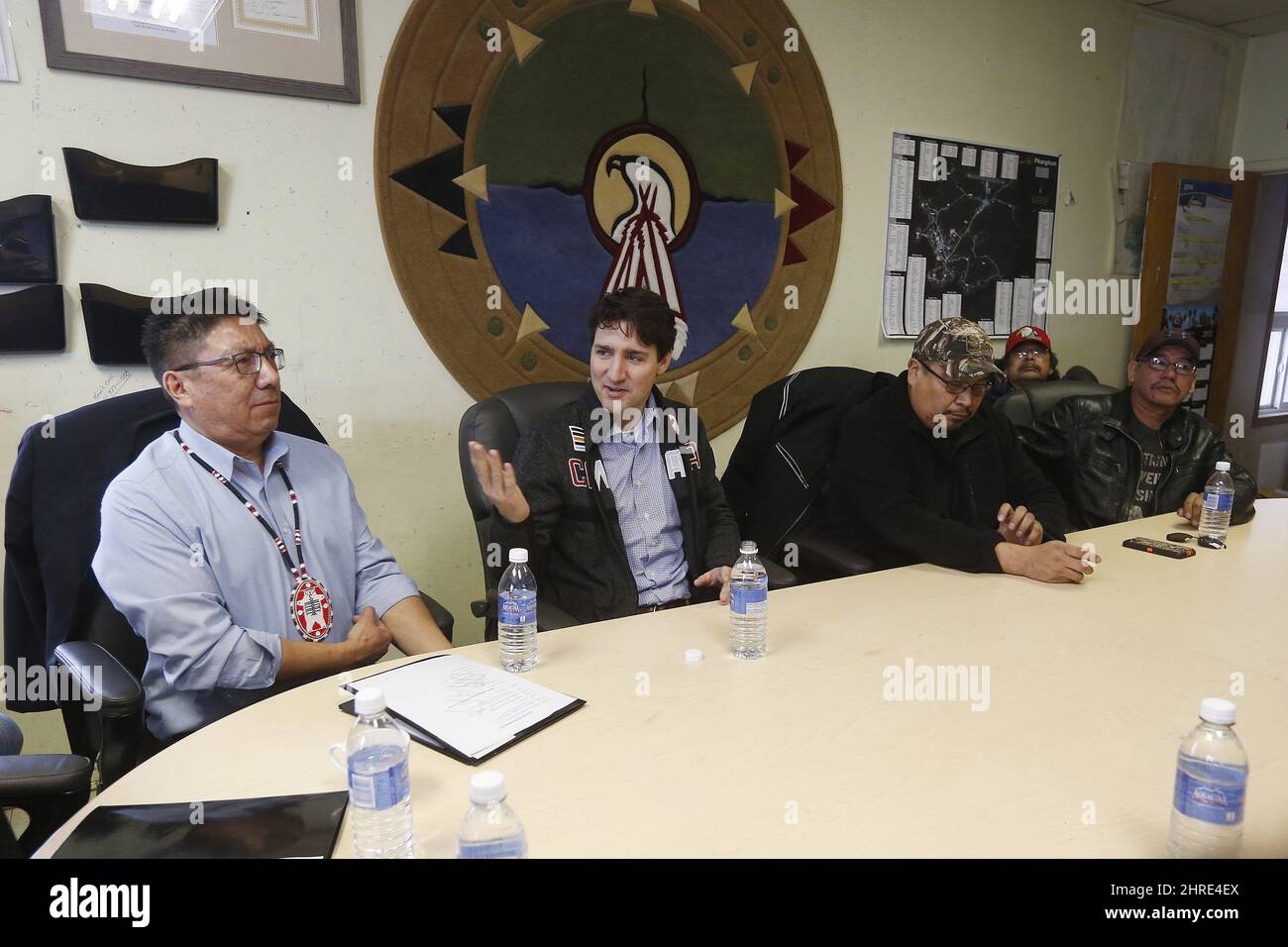 Prime Minister Justin Trudeau talks with Grand Chief of Nishnawbe Aski ...