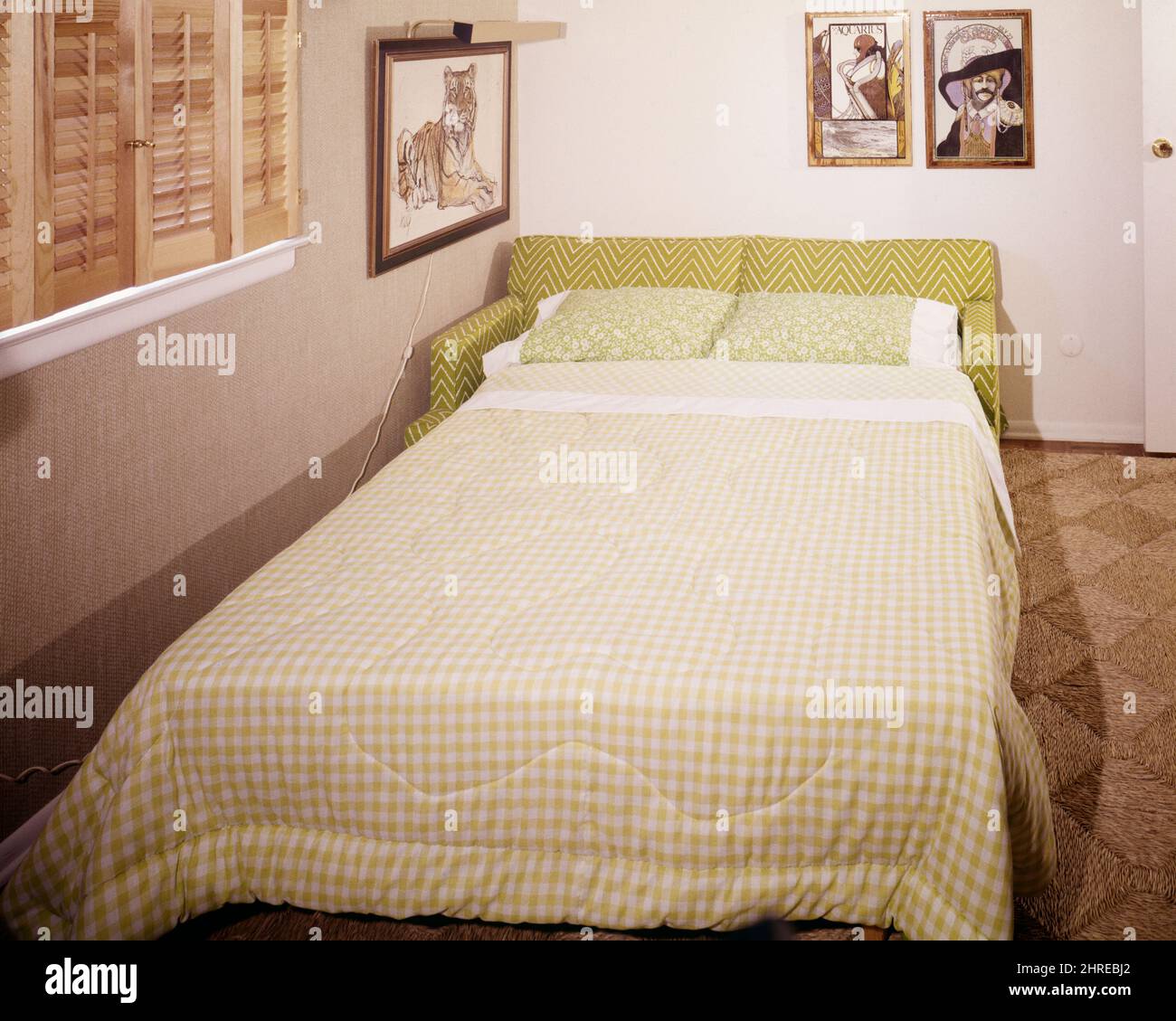 1970s 1980s GUEST ROOM WITH GREEN CONVERTIBLE SOFA BED MADE UP WITH