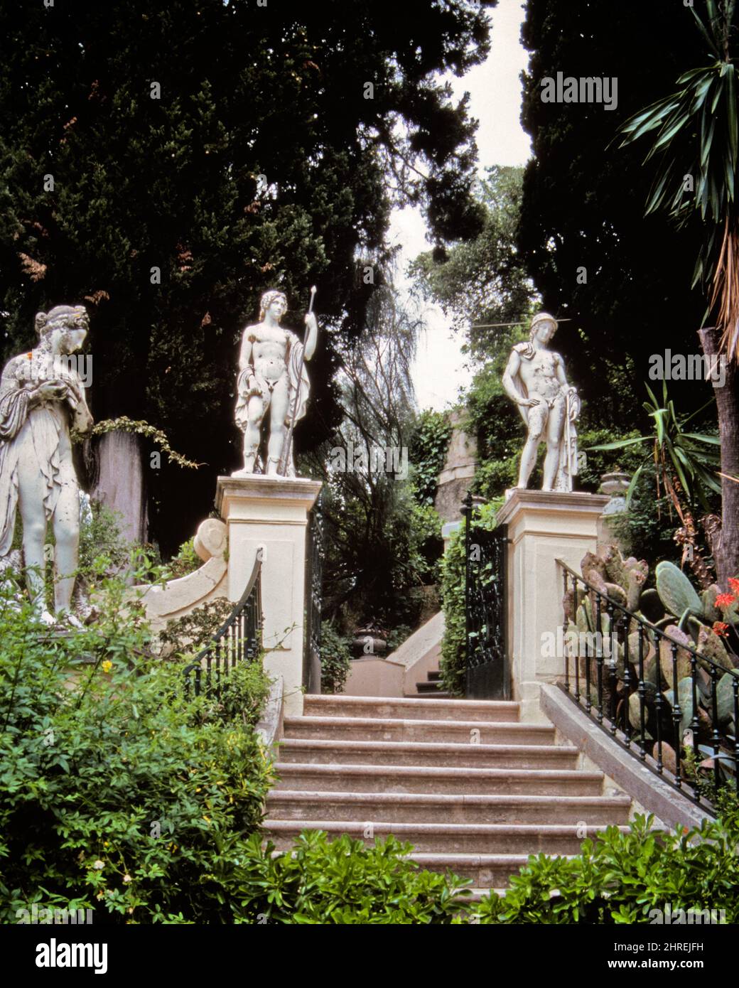 1980s GARDEN STAIRWAY AND STATUES PALACE OF ACHILLEION BUILT AS A RETREAT BY EMPRESS ELISABETH OF AUSTRIA in 1890 CORFU GREECE - kr69376 PHT001 HARS EMPRESS GARDENS IMAGINATION EDIFICE 1890 BUILT CORFU CREATIVITY MEDITERRANEAN STATUES TOURIST ATTRACTION OLD FASHIONED RETREAT Stock Photo