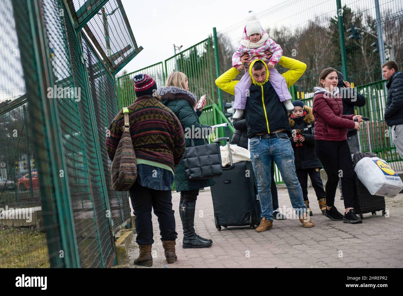 Medyka, Poland. 25th Feb, 2022. Ukrainian refugees are seen crossing the Polish border in Medyka. Ukrainian refugees at the Medyka border crossing. On the second day of the Russian invasion on Ukraine, thousands of refugees got to Poland through the border crossing in Medyka, and a huge queue of people on the Ukrainian side are trying to get to Poland. (Photo by Attila Husejnow/SOPA Images/Sipa USA) Credit: Sipa USA/Alamy Live News Stock Photo