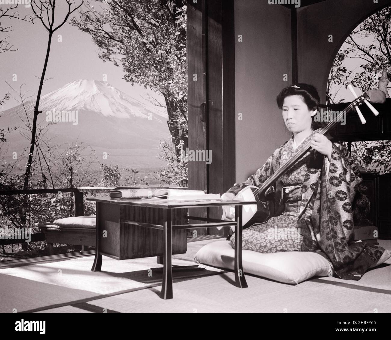 Japan traditional woman 1960s hi-res stock photography and