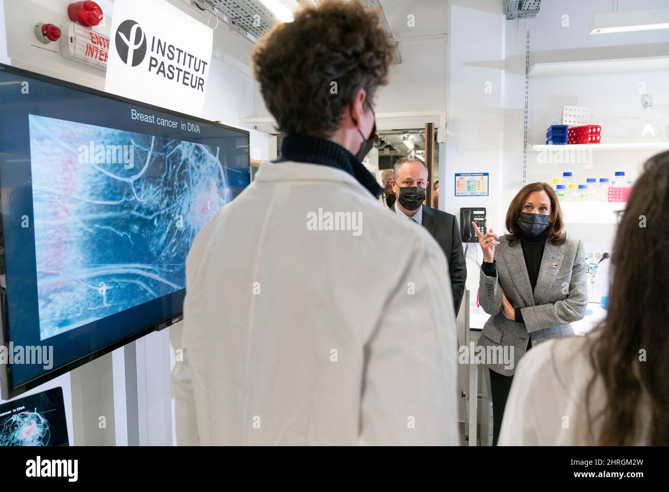 U.S Vice President Kamala Harris and Second Gentleman Douglas Emhoff are briefed during a tour of the Institute Pasteur, November 9, 201 in Paris, France. Stock Photo