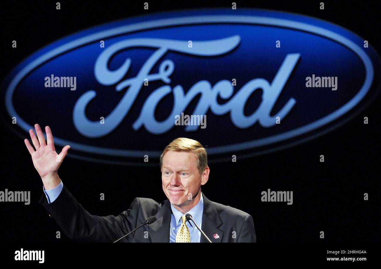 Ford Motor Company President and CEO Alan Mulally speaks during a presentation at the assembly plant in Oakville, Ont., Monday Oct. 16, 2006. Ford announced it's first flexible manufacturing facility in Canada will build the first for-sale 2007 Ford Edge and 2007 Lincoln MKX. Oakville Assembly is the only plant in the world building these two new crossover vehicles. (AP Photo/Canadian Press, Aaron Harris) Stock Photo