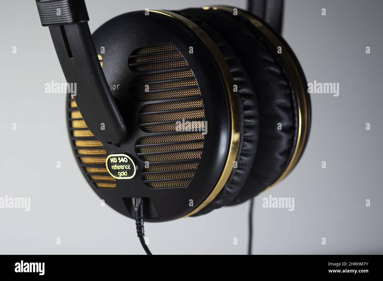 T*N様 Sennheiser HD 540 reference gold Flagship Headphones 40 years apart - HD540 GOLD REVIEW - YouTube