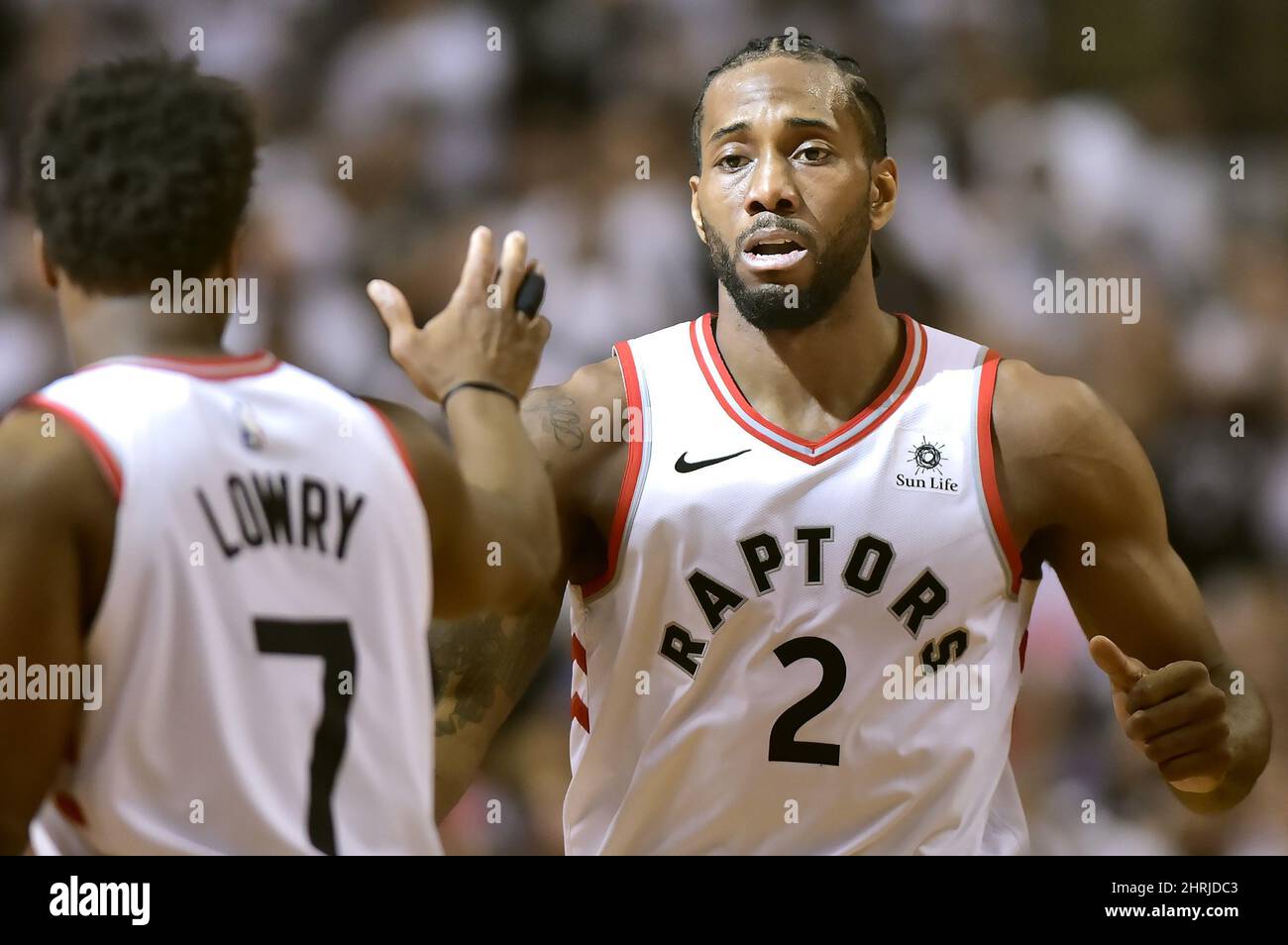 Why did Leonard’s leadership style cause locker room friction? Why did Leonard’s leadership style cause locker room friction?