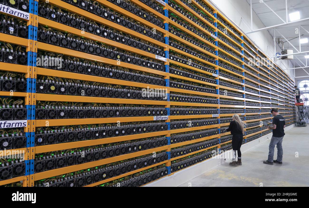 Technicians work on miners at the Bitfarms bitcoin mine in Magog, Que. on  Wednesday, May 8, 2019. THE CANADIAN PRESS/Paul Chiasson Stock Photo - Alamy