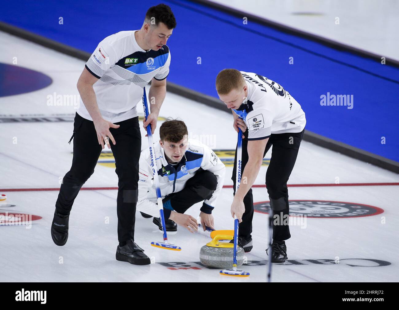 для чего в керлинге трут лед щетками. керлинг лед. вадим шведов керлинг. для чего в керлинге трут лед щетками. что одеть для игры в керлинг.