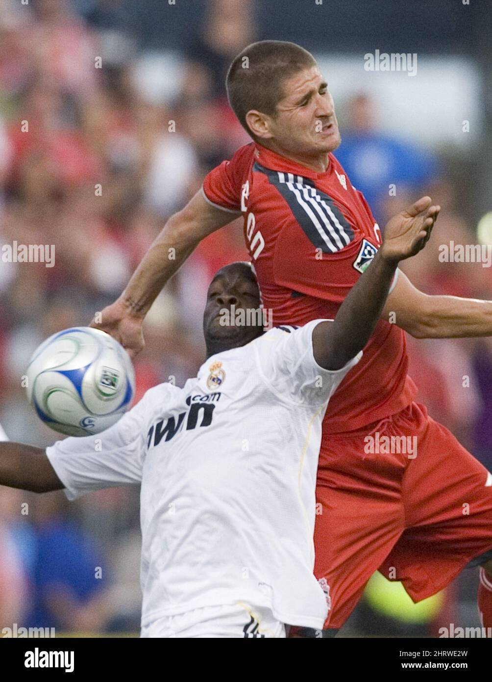 ** CORRECTS DATE TO FRIDAY, AUG. 7, 2009 ** Real Madrid's Lassana Diarra, left, challenges Toronto F.C's Carl Robinson during first half of the friendly soccer game in Toronto on Friday, Aug. 7, 2009. (AP Photo/The Canadian Press,Chris Young) Stock Photo