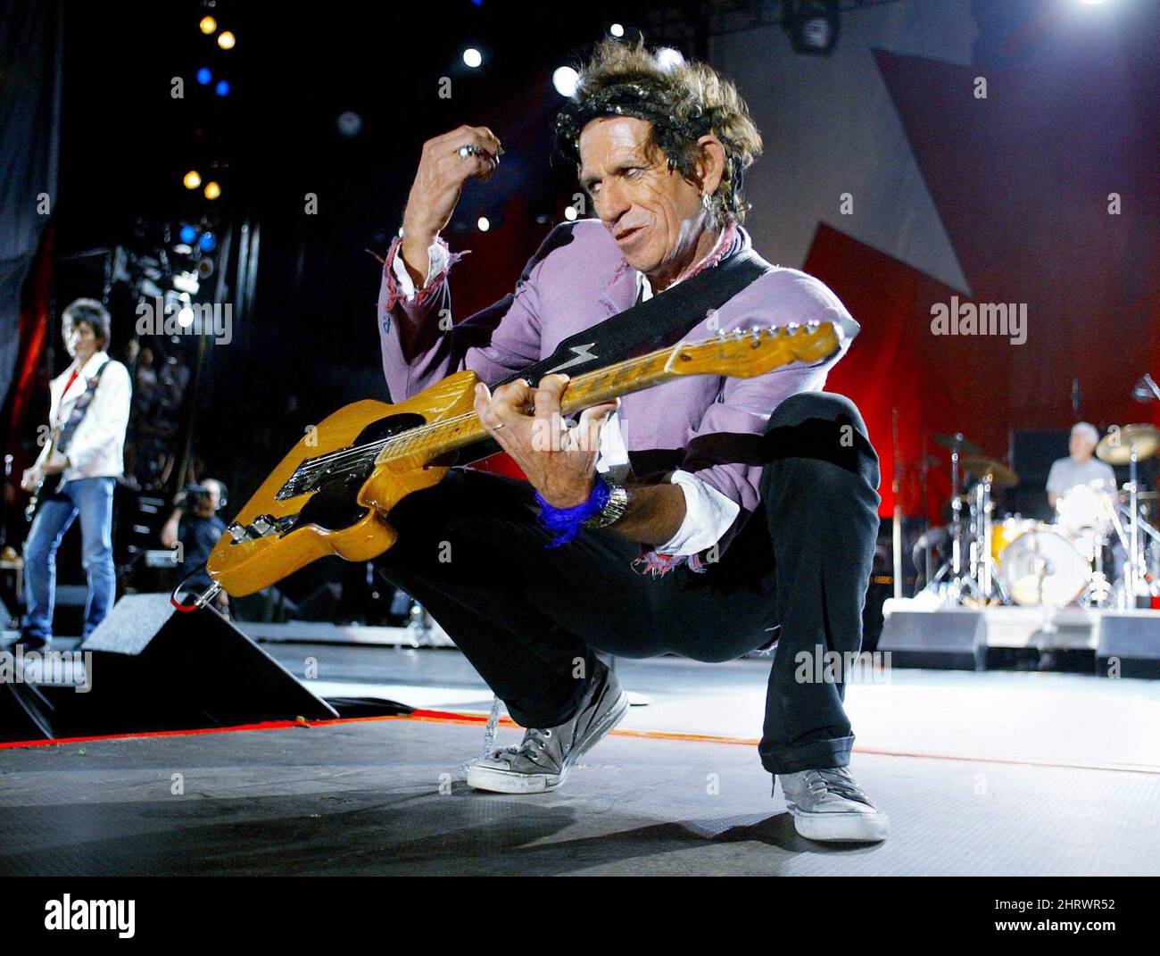 Rolling com. Rolling Stones кит Ричардс. Мик Джаггер и кит Ричардс. Кит Ричардс сейчас. Rolling Stones Magazine Jude Law.
