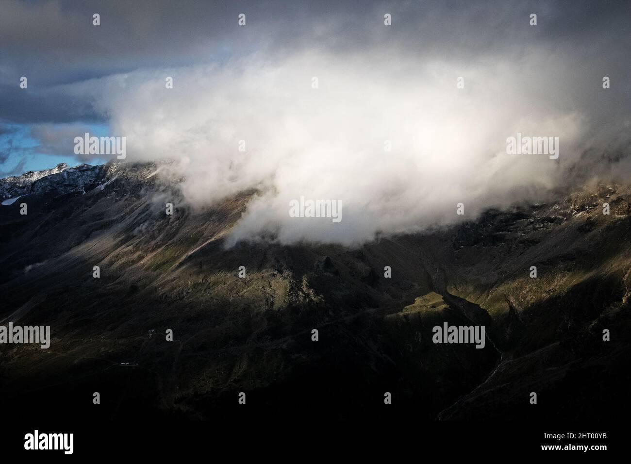 Shot beautiful green mountain hi-res stock photography and images - Alamy