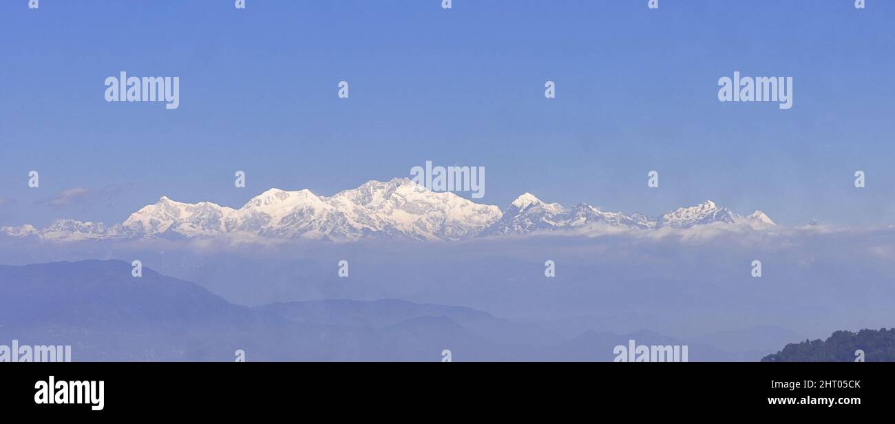 snowcapped himalaya and sleeping buddha range (mount kangchenjunga) from darjeeling, west bengal, india Stock Photo