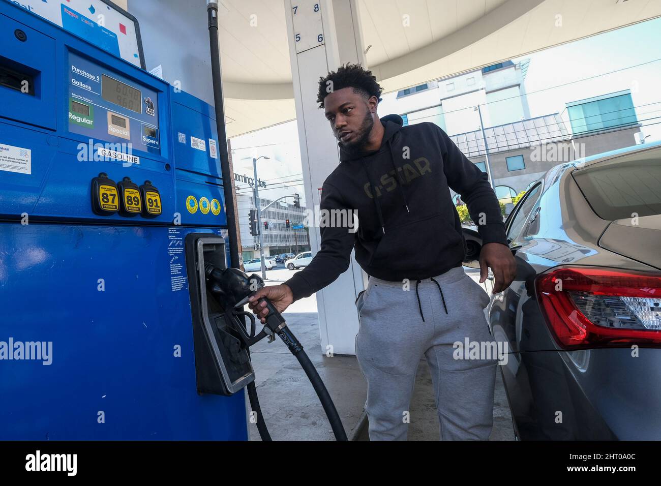 Los Angeles, California, USA. 25th Feb, 2022. A driver fills gasoline for his vehicle at a Mobil station. The price of a gallon of regular gasoline in Los Angeles County rose to its 19th record in 22 days, at $4.848. 'The escalation of tensions into all-out war has pushed up Brent crude prices above $100 a barrel and if that trend continues, we could see gas prices start going up more quickly, ' says the Automobile Club of Southern California, referring to Russia's attack on Ukraine. (Credit Image: © Ringo Chiu/ZUMA Press Wire) Credit: ZUMA Press, Inc./Alamy Live News Stock Photo