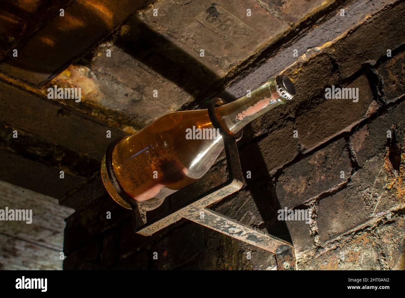 Sparkling white and rose wine production by traditional methods in