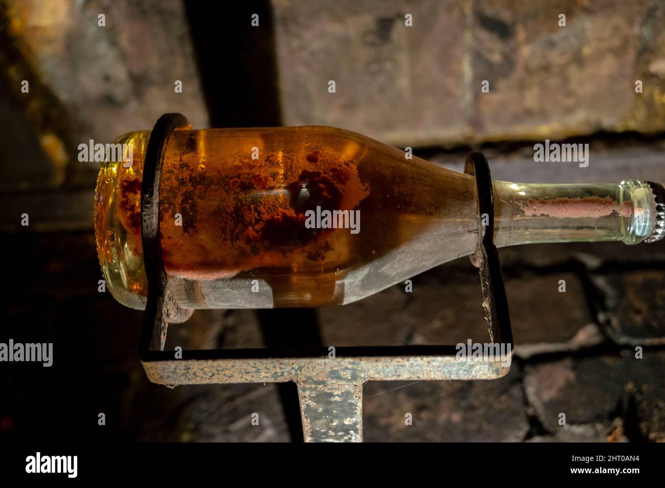 Sparkling white and rose wine production by traditional methods in