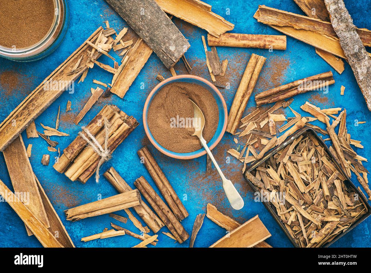 Cinnamomum verum. Cinnamon sticks and powder Stock Photo