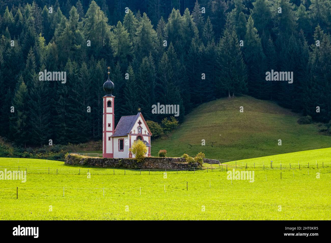 The chapel of St. John in Ranui in St. Magdalena in the Villnöss Valley in autumn. Stock Photo