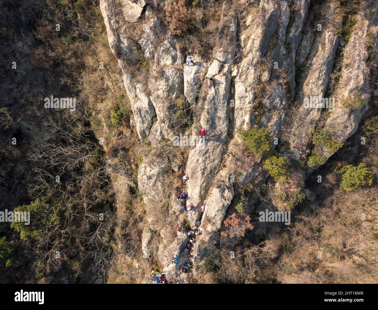 ZHENJIANG, CHINA - FEBRUARY 26, 2022 - Outdoor mountaineers struggle to climb in Zhenjiang City, East China's Jiangsu Province, February 26, 2022. Stock Photo