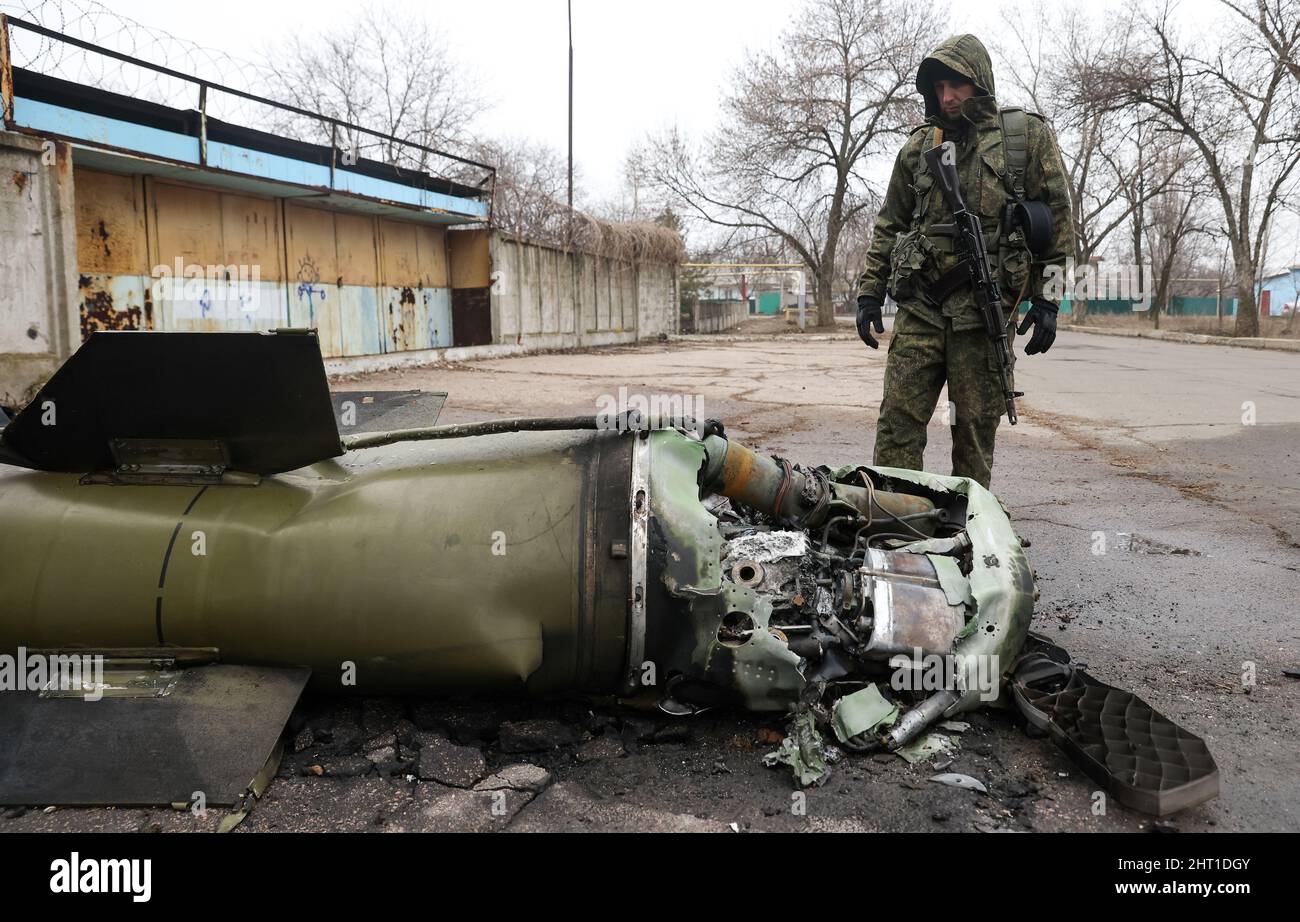 Donetsk, Ukraine. 26th Feb, 2022. DONETSK, DONETSK PEOPLE'S REPUBLIC -  FEBRUARY 26, 2022: A serviceman stands next to the body of a Tochka-U  short-range ballistic missile lying near a local oil terminal